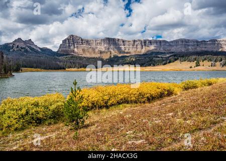 Falaises de breccia, pic de Sublette à gauche, buissons de couleur automnale au lac Brooks, chaîne d'Absaroka, montagnes Rocheuses, forêt nationale de Shoshone, Wyoming,ÉTATS-UNIS Banque D'Images