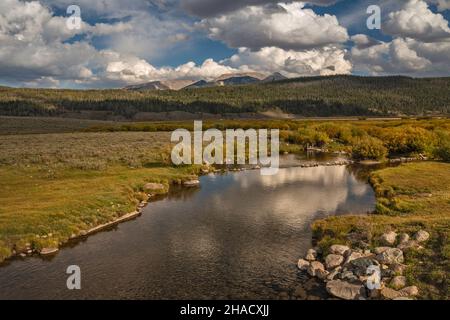 Tepee Creek, Wind River Range à distance, près de Green River Confluence, vue de Union Pass Road (FR 600), Bridger Teton National Forest, Wyoming, Etats-Unis Banque D'Images