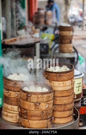 Préparation de Dim Sum servi aux passants sur leur chemin de travail.Jiashan, Chine. Banque D'Images