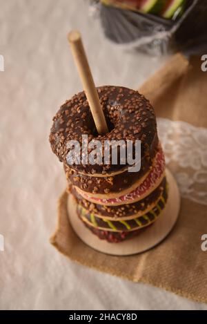 Boulangerie de beignets prête à servir dans le poteau de bois, Donuts stand Banque D'Images