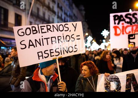 Espagne.11th décembre 2021. Lors d'une démonstration du mouvement antivax contre les vaccins Covid et du certificat de vaccination Covid connu sous le nom de Green Pass dans le centre de Barcelone en Espagne le 11 décembre 2021.Le passeport Covid-19 est connu pour être requis pour accéder aux bars et restaurants de Catalogne et d'autres régions d'Espagne.(Photo par Davide Bonaldo/Sipa USA) crédit: SIPA USA/Alay Live News Banque D'Images