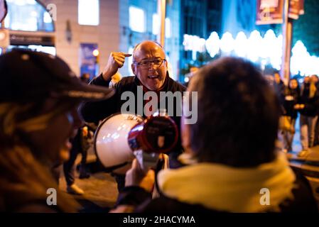 Espagne.11th décembre 2021.Le 11 décembre 2021, un homme a discuté avec les participants de la manifestation d'une manifestation antiaxe contre les vaccins Covid et du certificat de vaccination Covid connu sous le nom de Green Pass dans le centre-ville de Barcelone en Espagne.Le passeport Covid-19 est connu pour être requis pour accéder aux bars et restaurants de Catalogne et d'autres régions d'Espagne.(Photo par Davide Bonaldo/Sipa USA) crédit: SIPA USA/Alay Live News Banque D'Images