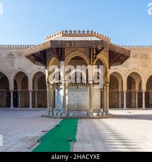 Fontaine d'ablution servant de support à la cour de la mosquée historique publique du Sultan al Muayyad, avec fond de couloir voûté, le Caire, Egypte Banque D'Images