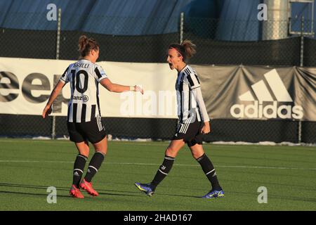 Centre de formation de Juventus, Turin, Italie, 12 décembre 2021,Barbara Bonansea (Juventus Women) et Cristiana Girelli (Juventus Women) célèbrent le but de 2-1 lors du Juventus FC vs AC Milan - football italien Serie A Women Match Banque D'Images