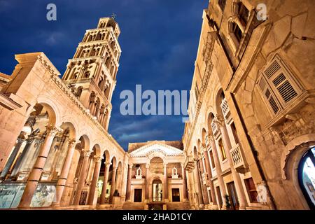 Diviser les sites historiques en soirée avec vue sur la cathédrale et la place Peristil, site classé au patrimoine mondial de l'UNESCO, archipel de Dalmatie en Croatie Banque D'Images