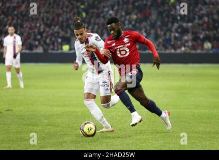 Jonathan Bamba de Lille, Malo Gusto de Lyon (à gauche) lors du championnat de France Ligue 1, match de football entre Lille OSC (LOSC) et Olympique Lyonnais (Lyon, OL) le 12 décembre 2021 au Stade Pierre Mauroy à Villeneuve-d'Ascq près de Lille, France - photo : Jean Catuffe/DPPI/LiveMedia Banque D'Images