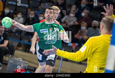 Berlin, Allemagne.12th décembre 2021.Handball: Bundesliga, Füchse Berlin - HSV Hamburg, Matchday 15, Max-Schmeling-Halle.Milos Vujovic de Berlin lance la balle sur le but.Credit: Andreas Gora/dpa/Alay Live News Banque D'Images