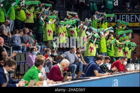 Berlin, Allemagne.12th décembre 2021.Handball: Bundesliga, Füchse Berlin - HSV Hamburg, Matchday 15, Max-Schmeling-Halle.Les fans de la Füchse Berlin applaudissent leur équipe.Credit: Andreas Gora/dpa/Alay Live News Banque D'Images