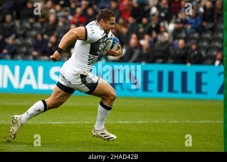 Swansea, Royaume-Uni.12th décembre 2021.Solde Sharks centre Rohan Janse van Rensburg s'exécute pour marquer un essai lors du match de rugby de la coupe des champions d'Europe Osprey v sale Sharks.Crédit : Gruffydd Thomas/Alay Live News Banque D'Images