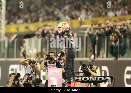 12th décembre 2021; circuit Yas Marina, Abu Dhabi, Émirats arabes Unis: FIA Abu Dhabi Grand Prix F1 Journée de course: Red Bull Racing Honda, Max Verstappen remporte la course et 2021 FIA F1 Championnat du monde Banque D'Images