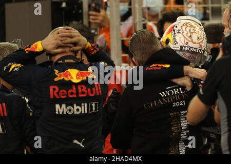 12th décembre 2021; circuit Yas Marina, Abu Dhabi, Émirats arabes Unis: FIA Abu Dhabi Grand Prix F1 Journée de course: Red Bull Racing Honda, Max Verstappen remporte la course et 2021 FIA F1 Championnat du monde Banque D'Images