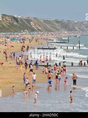 Beaucoup de gens sur Bournemouth bondé et Boscombe Beach après First Lockdown, Bournemouth UK Banque D'Images