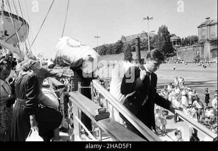 Szczecin, 1988.Powrót ¿aglowca 'Dar M³odzie¿y' z podró¿y dooko³a œwiata./bpt/ PA/CAF- Janusz Uklejewski Banque D'Images