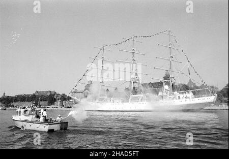 Szczecin, 1988.Powrót ¿aglowca 'Dar M³odzie¿y' z podró¿y dooko³a œwiata.Kapitan ¿Leszek Wiktorowicz, kapitan statku Dar M³odzie¿y./bpt/ PA/CAF- Jerzy UNDRO Banque D'Images