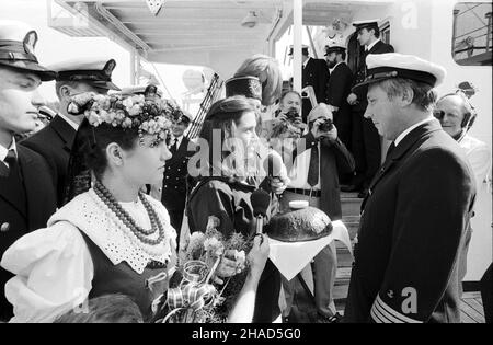 Szczecin, 1988.Powrót ¿aglowca 'Dar M³odzie¿y' z podró¿y dooko³a œwiata.Kapitan ¿Leszek Wiktorowicz (P), kapitan statku 'Dar M³odzie¿y'./bpt/ PA/CAF- Jerzy UNDRO Banque D'Images