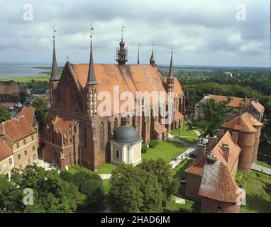 Frombork 08,1988.Bazylika archikatedralna Wniebowziêcia Najœwiêtszej Marii Panny i œw.Andrzeja – gotycki koœció³ z XIV wieku.Przy nawie po³udniowej póŸnobarokowa kaplica z kopu³¹, potocznie zwana kaplic¹ biskupa Szembeka. wb PAP/Jan Morek Dok³adny dzieñ wydarzenia nieustalony.Frombork août 1988.La Sainte Vierge Marie l'Asption et la basilique Saint-Anrew, l'église gothique du 14th siècle.A la nef sud, la chapelle baroque tardive avec un dôme communément appelé chapelle de l'évêque SZEMBEK. pap wb/Jan Morek Date de l'événement inconnue. Banque D'Images