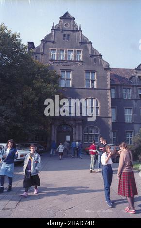 Poznañ 10,1988.Uniwersytet im.Adama Mickiewicza.NZ. Gmach Collegium moins przy pl.A. Mickiewicza. Js PAP/Jan Morek Dok³adny dzieñ wydarzenia nieustalony.Poznan octobre 1988.L'Université Adam Mickiewicz.Le bâtiment du Collegium moins à la place A. Mickiewicz. Js PAP/Jan Morek Date de l'événement inconnue. Banque D'Images