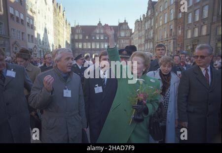 Gdañsk 04.11.1988.Oficjalna wizyta premier ministre Wielkiej Brytanii Margaret Thatcher W Polsce.Zwiedzanie zabytkowego G³ównego Miasta.NZ. m.in. Brytyjska premier ministre (z kwiatami), szef polskiego protoko³u dyplomatycznego Roman Czy¿ycki (P). Js PAP/Wojciech KryñskiGdansk 04 novembre 1988.La visite officielle de la première ministre britannique Margaret Thatcher en Pologne.Visite de la ville principale historique.Photo : le PM britannique (avec des fleurs), chef du protocole diplomatique polonais Roman Gizycki (à droite). Js PAP/Wojciech Krynski Banque D'Images