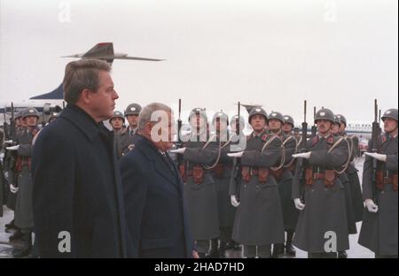 Autriche Wiedeñ 24.11.1988.Ofijalna wizyta premiera Polskiej Rzeczpospolitej Ludowej Mieczys³awa Rakowskiego republice Federalnej Austrii.Powitanie na lotnisku Wiedeñ-Schwechat.NZ. Kanclerz federalny Austrii Franz Vranitzky (L), premier ministre Rakowski (P) przed kompani¹ reprezentacyjn¹. Js PAP/Jerzy OchoñskiAutriche Vienne 24 novembre 1988.La visite officielle du Premier ministre de la République populaire de Pologne (PRL) Mieczyslaw Rakowski en Autriche.Cérémonie de bienvenue à l'aéroport de Vienne-Schwechat.Photo : le chancelier fédéral autrichien Franz Vranitzky (à gauche), le PM Rakowski (à droite) dans Banque D'Images