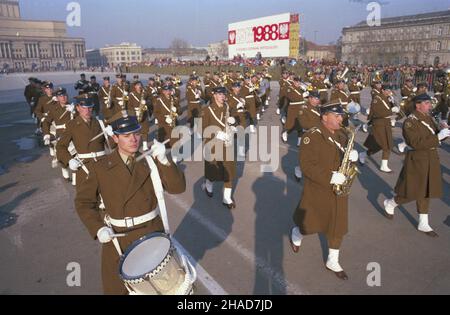 Varsovie 11.11.1988.Obchody Œwiêta Niepodleg³oœci.Uroczystoœci na placu Zwyciêstwa.NZ.Orkiestra Reprezentacyjna Wojska Polskiego. Js PAP/Jan MorekVarsovie 11 novembre 1988.Cérémonies marquant le jour de l'indépendance de la Pologne.Cérémonies à la place Zwyciestwa (victoire).Photo : The Polish Forces Armed Brass Band. Js PAP/Jan Morek Banque D'Images
