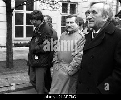 Varsovie, 1989.W drodze na obrady Okr¹g³ego Sto³u, od lewej: Andrzej Celiñski, Lech Wa³êsa, Tadeusz Mazowiecki.(m.) PAP/Mariusz Szyperko ***Dok³adna données wydarzenia nieustalona***Varsovie, 1989.En route pour les tables rondes polonaises, le G-R Andrzej Celinski, Lech Walesa et Tadeusz Mazowiecki.(m.) PAP/Mariusz Szyperko ***Date de l'événement inconnue*** Banque D'Images