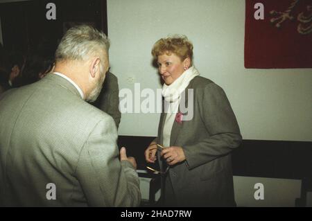 Varsovie 01,1989.Polska prawniczka, profesor Ewa £êtowska W pierwszym dniu stenwowania urzêdu Rzecznika PRAW Obywatelskich PRL (Polskiej Rzeczpospolitej Ludowej). Js PAP/Grzegorz Rogiñski Dok³adny drustziewieza darniej ñ.Varsovie janvier 1989.Ewa Letowska, avocate polonaise, inaugure son activité en tant qu'ombudsperson de la République populaire polonaise. Js PAP/Grzegorz Roginski Date de l'événement inconnue. Banque D'Images