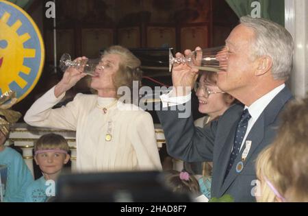 Varsovie 05,1989.Uroczystoœæ wrêczenia Ordrów Uœmiechu amerykañskiej dzia³aczce spo³ecznej Eunice Kennedy Shriver i jej mê¿owi, politykowi Sargentowi Shriverowi, odznaczenia przyznawanego przez dzieci osobom zas³u¿onym W obronie ich pRAW.NZ. Tradycyjnie picie soku z cytryny. ka PAP/Jan Bogacz Dok³adny dzieñ wydarzenia nieustalony.Varsovie, mai 1989.Le mariage pour présenter l'ordre du sourire à la travailleuse sociale américaine Eunice Kennedy Shriver et à son mari, le politicien Sargent Shriver.L'ordre du sourire est donné par les enfants aux adultes pour leurs services de défense de la plate-forme pour enfants Banque D'Images