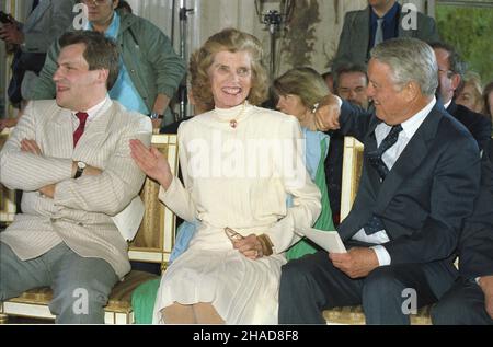 Varsovie 05,1989.Uroczystoœæ wrêczenia Ordrów Uœmiechu amerykañskiej dzia³aczce spo³ecznej Eunice Kennedy Shriver i jej mê¿owi, politykowi Sargentowi Shriverowi, odznaczenia przyznawanego przez dzieci osobom zas³u¿onym W obronie ich pRAW.OD lewej: ministre Aleksander Kwaœniewski, Eunice Kennedy Shriver, Sargent Shriver. ka PAP/Jan Bogacz Dok³adny dzieñ wydarzenia nieustalony.Varsovie, mai 1989.Le mariage pour présenter l'ordre du sourire à la travailleuse sociale américaine Eunice Kennedy Shriver et à son mari, le politicien Sargent Shriver.L'ordre du sourire est donné par les enfants à adul Banque D'Images