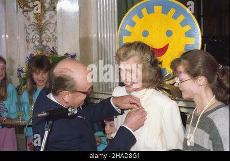 Varsovie 05,1989.Uroczystoœæ wrêczenia Ordrów Uœmiechu amerykañskiej dzia³aczce spo³ecznej Eunice Kennedy Shriver i jej mê¿owi, politykowi Sargentowi Shriverowi, odznaczenia przyznawanego przez dzieci osobom zas³u¿onym W obronie ich pRAW.NZ. Redaktor naczelny Kuriera Polskiego i przewodnicz¹cy Miêdzynarodej Kapitu³y Orderu Uœmiechu Rados³aw Ostrowicz dekoruje Eunice Kennedy Shriver. ka PAP/Jan Bogacz Dok³adny dzieñ wydarzenia nieustalony.Varsovie, mai 1989.Le mariage pour présenter l'ordre du sourire à la travailleuse sociale américaine Eunice Kennedy Shriver et à son mari, homme politique Sargen Banque D'Images