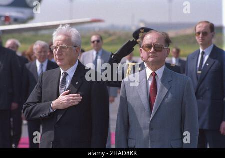Varsovie 10.05.1989.Prezydent W³och Francesco Cossiga W Polsce (10-13.05.1989).Powitanie na lotnisku Okêcie.NZ. prezydent Francesco Cossiga (L) i przewodnicz¹cy Rady Pañstwa genera³ Wojciech Jaruzelski (P). ka PAP/Jan BogaczVarsovie 10 mai 1989.Président italien Francesco Cossiga en Pologne (10 et 13 mai 1989).Salutation à l'aéroport d'Okecie.Photo : président Francesco Cossiga (à gauche) et président du Conseil général d'Etat Wojciech Jaruzelski (à droite). ka PAP/Jan Bogacz Banque D'Images
