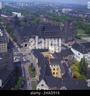 Poznañ 07,1989.Dzielnica Cesarska.Centralnie zamek cesarski i wie¿a zamkowa przy ulicy Œwiêty Marcin.Naprzeciwko zamku budynek Dyrekcji Poczty (L) i neoromañski budynek Ziemstwa Kredytowego (P).W g³êbi, po prawej: Teatr Wielki im.Stanis³awa Moniuszki, po lewej: Collegium Maius. ka PAP/Ireneusz Sobieszczuk Leszek Wróblewski Dok³adny dzieñ wydarzenia nieustalony.Poznan juillet 1989.Le quartier impérial.Au centre, le château impérial et la tour du château sur la rue St Marcin.En face du château, le bâtiment de la Direction du Service postal (L) et le bâtiment néo-roman de la f Banque D'Images