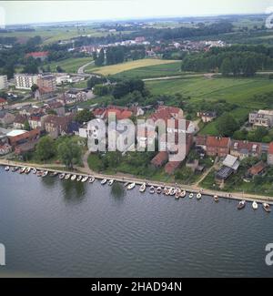 Miko³ajki 07,1989.Miasto z lotu ptaka - promenada i przystañ ¿eglarska nad Jeziorem Miko³ajskim na Mazurach. Js PAP/Ireneusz Sobieszczuk Leszek Wróblewski Dok³adny dzieñ wydarzenia nieustalony.Mikolajki juillet 1989.Vue panoramique sur la ville - la promondade et le port de plaisance sur le lac Mikolajskie à Masuria. Js PAP/Ireneusz Sobieszczuk Leszek Wroblewski Date exacte inconnue. Banque D'Images