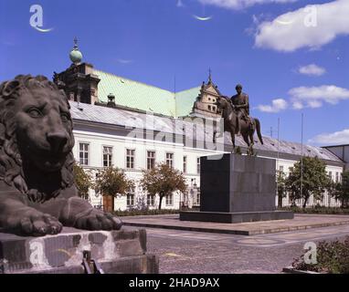 Varsovie 08,1989.Pa³ac Namiestnikowski z XVII w. przy ulicy Krakowskie Przedmieœcie.Z lewej kamienny lew, dzie³o Camillo Laudiniego; dwie takie figury dostawiono W 1821 r.Na dziedziñcu pomnik konny ksiêcia Józefa Poniatowskiego d³uta duñskiego rzeŸbiarza Bertela Thorvaldsena. ka PAP/Jan Morek Dok³adny dzieñ wydarzenia nieustalony.Varsovie août 1989.Le Palais Namiestnikowski du 17th siècle à la rue Krakowskie Przedmiescie.A partir de la gauche, un lion de pierre sculpté par Camillo Laudini; deux figures identiques ont été ajoutées en 1821.Dans sa cour, le monument du prince Jozef Poniatowski sur un cheval Banque D'Images