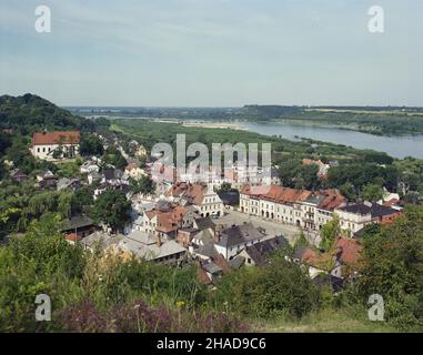 Kazimierz Dolny 08,1989.Widok na rynek staromiejski z Góry Trzech Krzy¿y.Z lewej koœció³ pw.Zwiastowania Najœwiêtszej Marii Panny i klasztor Reformatów. ka PAP/Jan Morek Dok³adny dzieñ wydarzenia nieustalony.Kazimierz Dolny août 1989.Vue sur la place du marché de la vieille ville depuis la colline des trois croix.De gauche à droite l'église Sainte Marie de Visitation et le monastère franciscain. ka PAP/Jan Morek Date de l'événement inconnue. Banque D'Images