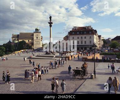 Varsovie 08,1989.Plac Zamkowy na Starym Mieœcie.Na wprost kolumna króla Zygmunta III Wazy z XVII w., po lewej dzwonnica i koœció³ pw.œw.Anny, po prawej rokokowa kamieniica Aleksandra Johna Ka PAP/Jan Morek Dok³adny dzieñ wydarzenia nieustalony.Varsovie août 1989.Place Zamkowy dans la vieille ville, vis-à-vis de la colonne du 17th siècle du roi Sigismundus III Wasa, de gauche le clocher et l'église St.Anna, de droite le rococo tément d'Aleksander John. ka PAP/Jan Morek Date de l'événement inconnue. Banque D'Images