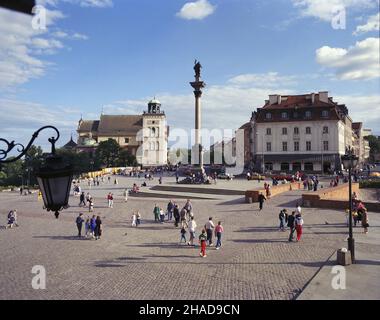 Varsovie 08,1989.Plac Zamkowy na Starym Mieœcie.Na wprost kolumna króla Zygmunta III Wazy z XVII w., po lewej dzwonnica i koœció³ pw.œw.Anny, po prawej rokokowa kamieniica Aleksandra Johna Ka PAP/Jan Morek Dok³adny dzieñ wydarzenia nieustalony.Varsovie août 1989.Place Zamkowy dans la vieille ville, vis-à-vis de la colonne du 17th siècle du roi Sigismundus III Wasa, de gauche le clocher et l'église St.Anna, de droite le rococo tément d'Aleksander John. ka PAP/Jan Morek Date de l'événement inconnue. Banque D'Images