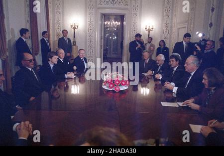 Varsovie 12.11.1989.Wizyta kanclerza RFN Helmuta Kohla (2P) W Polsce.NZ.Belweder.Spotkanie z prezydentem PRL genera³em Wojciechem Jaruzelskim (siedzi 1L).Siedzi m.in. t³umacz Andrzej Szynka (2L), ministre spred zagranicznych Krzysztof Skubiszewski (3L). msa PAP/Zbigniew MatuszewskiVarsovie 12 novembre 1989.République fédérale allemande le chancelier Helmut Kohl (2nd à droite) se rend en Pologne.Photo : le palais du Belvédère.Une rencontre avec le Président de la République populaire de Pologne, le général Wojciech Jaruzelski (séance, 1st à gauche).Assis entre autres interprète Andrzej Szynka (2nd à gauche Banque D'Images