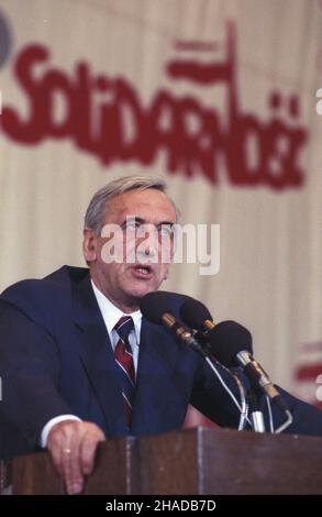 Gdañsk 04,1990.II Krajowy Zjazd Delegatów NSZZ Solidarnoœæ W hali widowiskowo-sportowej Olivia (19-24 kwietnia 1990).NZ. Przemawia goœæ Zjazdu, premier RP Tadeusz Mazowiecki. wb PAP/Ireneusz Sobieszczuk Dok³adny dzieñ wydarzenia nieustalony.Gdansk avril 1990.Le Congrès national de solidarité de 2nd délégués syndicaux à la salle de divertissement et de sport Olivia (19-24 avril 1990).Photo: PM de Pologne, invité du congrès, prenant la parole. wb PAP/Ireneusz Sobieszczuk Date exacte inconnue. Banque D'Images