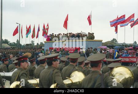 Sulinowo transmis 08.04.1991.Wycofanie wojsk radzieckich z Polski.Uroczystoœæ oficjalnego po¿egnania, wyje¿d¿aj¹cej jako pierwszej, stacjonuj¹cej W Bornem Sulinowie 116 Orszañskiej Brygady Rakiet Operacyjno Taktycznych.NZ. na trybunie stoj¹ m.in.: pose³ Jan Lityñski (6L), podsekretarz stau W Ministerstwie SpRAW Zagranicznych Jerzy Makarczyk (7L), dowódca Pó³nocnej Grupy Wojsk Armii Radziiej genera³ pu³kownik Wiktor Dubynin (przemw polzemw) 10L, kaskrazw, 9LPorté Sulinowo, 8 avril 1991.Les troupes soviétiques quittent la Pologne.Photo : un adieu Banque D'Images