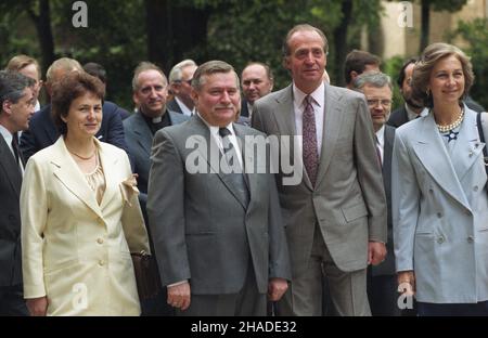 Hiszpania Grenade 04.05.1992.Wizyta prezydenta RP Lecha Wa³êsy W Hiszpanii (3-4 maja 1992).Powitanie przez hiszpañsk¹ parê królewsk¹.NZ. na pierwszym planie królowa Hiszpanii Zofia (1P), król Hiszpanii Juan Carlos (2P), Pierwsza Dama Danuta Wa³êsa (1L), prezydent Wa³êsa (2L). wb PAP/Teodor WalczakEspagne Grenade 04 mai 1992.Le président polonais Lech Walesa en Espagne (3-4 mai 1992).Salutation par le couple royal espagnol.Photo en premier plan la reine Sofia (1st à droite), le roi Juan Carlos (2nd à droite), la première dame Danuta Walesa (1st à gauche), le président Walesa (2nd à gauche). w Banque D'Images