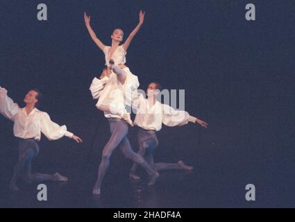 Varsovie 15.11.1992.Teatr Wielki - Opéra Narodowa.Gala baletowa na rzecz Fundacji Sprawni Inaczej z udzia³em gwiazd œwiatowego baletu.NZ.Adagio z Dziadka do orzechów Piotra Czajkowskiego.Tañczy m.in. Uczennica Ogólnokszta³c¹cej Szko³y Baletowej W Gdañsku Magdalena Wa³êsa (córka prezydenta RP Lecha Wa³êsy). msa PAP/Janusz MazurVarsovie 15 novembre 1992.Le Grand Théâtre - Opéra national.Le fonds de financement du ballet pour la Fondation Sprawni Inaczej avec la participation des stars mondiales du ballet.Photo : Adagio de Tchaikovsky, le casse-noisette.Parmi les danseurs de Magdalena Walesa, fille Banque D'Images