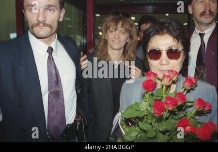 Varsovie 05,1993.Wizyta W Polsce amerykañskiej artystki i wokalistki Yoko Ono.NZ. Powitanie Yoko Ono (P) na lotnisku Okêcie. ka PAP/Andrzej Rybczyñski Dok³adny dzieñ wydarzenia nieustalony.Varsovie, mai 1993.ARTISTE et chanteur AMÉRICAIN Yoko Ono en Pologne.Photo : salutation à l'aéroport d'Okecie. ka PAP/Andrzej Rybczynski Date exacte inconnue. Banque D'Images