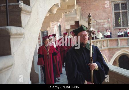 Cracovie 12.05.1993.Uroczystoœæ po³¹czenia Akademii Medycznej z Uniwersytetem Jagielloñskim.NZ. Tradycyjny pochód profesorów i rektorów W Collegium Maius. ka PAP/Jacek BednarczykCracovie, Pologne, 12 mai 1993.Une procession cérémoniale de professeurs et de recteurs du Collegium Maius à l'Auditorium maximum pendant la cérémonie d'unification de l'Université médicale et de l'Université Jagiellonian à Cracovie.PAP/JACEK BEDNARCZYK Banque D'Images