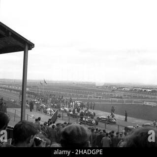 1950s, vue historique, loin de la tribune d'un événement de sports automobiles, Angleterre, Royaume-Uni, peut-être le Grand Prix britannique au célèbre hippodrome d'Aintree, Liverpool.Dans l'espoir d'accroître la viabilité de l'hippodrome, la nouvelle propriétaire d'Aintree, Mme Topham, a construit un circuit de course automobile de trois miles dans l'hippodrome, en utilisant les installations du spectateur déjà en place. Banque D'Images