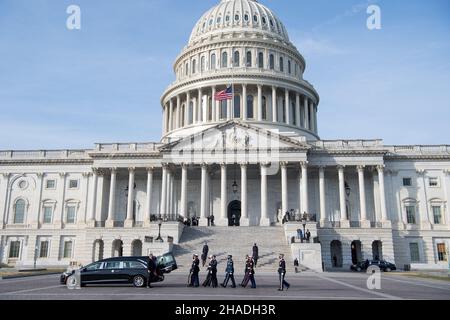 Washington, États-Unis d'Amérique.09 décembre 2021.Les gardes d'honneur des Forces armées américaines se préparent à porter le cercueil à drapeau de l'ancien combattant de la Seconde Guerre mondiale et de l'ancien sénateur Robert Dole sur les marches du Capitole des États-Unis où il sera dans l'État, le 9 décembre 2021 à Washington,D.C., le sénateur Dole est décédé à l'âge de 98 ans après une vie de service à la nation.Crédit : Sgt.Kevin Roy/États-UnisArmée/Alamy Live News Banque D'Images