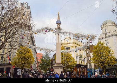 Londres, Royaume-Uni.12th décembre 2021.Des décorations de Noël ornent sept Dials dans Covent Garden, un dimanche chargé tandis que les acheteurs et les visiteurs affluent vers le West End.Credit: Vuk Valcic/Alamy Live News Banque D'Images