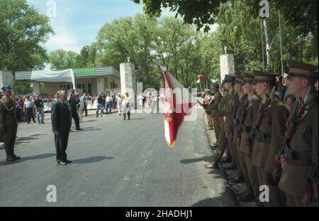 Sulinowo transmis 05.06.1993.Uroczystoœæ symbocznego otwarcia bram miasta borne Sulinowo, wyjêtego spod polskiej jurysdykcji i zajêtego przez Armiê Czerwon¹ do paŸdziernika 1992 roku, przekazanego ponownie polskiej administracji po wycofaniu wojradinksk.NZ. Wicepremier RP Henryk Goryszewski oddaje ho³d sztandarowi Wojska Polskiego. ka PAP/Jerzy UNDROPorté Sulinowo 05 juin 1993.La cérémonie d'ouverture symbolique des portes de la borne Sulinowo, extraite de la juridiction de Pologne et occupée par l'Armée rouge jusqu'en octobre 1992 quand elle a été tournée aux autorités civiles polonaises A. Banque D'Images