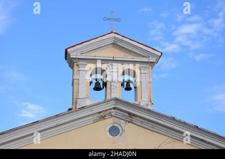 Gros plan sur les cloches de l'église et croisement avec fond bleu ciel à l'église de Saint-Margaret dans la ville de Bakar en Croatie Banque D'Images