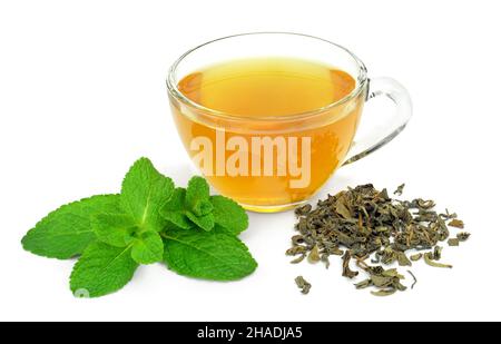 Une tasse de thé vert et une feuille de menthe et une poignée de thé vert sec isolé sur fond blanc. Banque D'Images