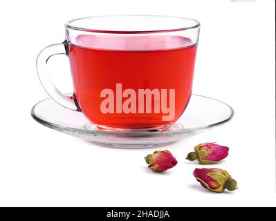 Transparent en verre tasse de thé rose sur une soucoupe et trois bourgeons séchés roses isolé sur fond blanc. Banque D'Images